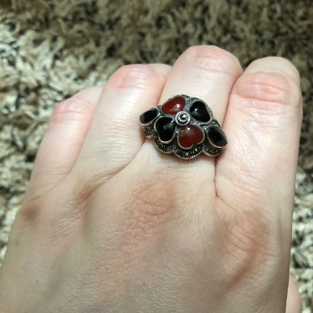 Vintage 925 sterling silver black & red stones & marcasite 8.25-8.5